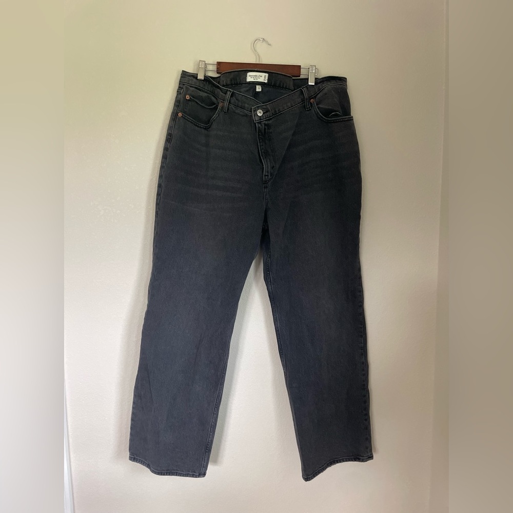 On-trend 90's-style high rise relaxed jeans in the signature Curve Love fit.